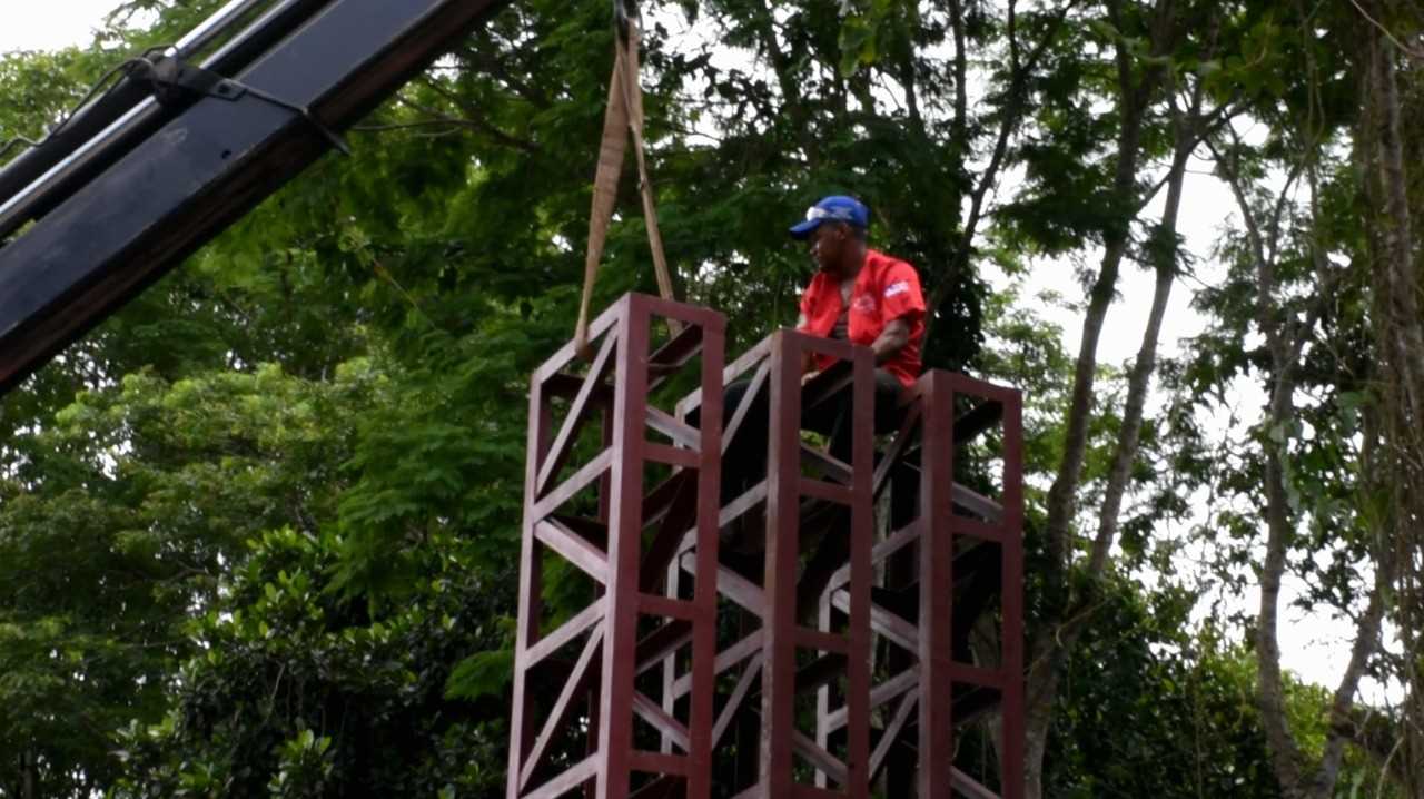 Camacã: Prefeito Paulo do Gás acompanha mais uma etapa da instalação do Portal na entrada da cidade

